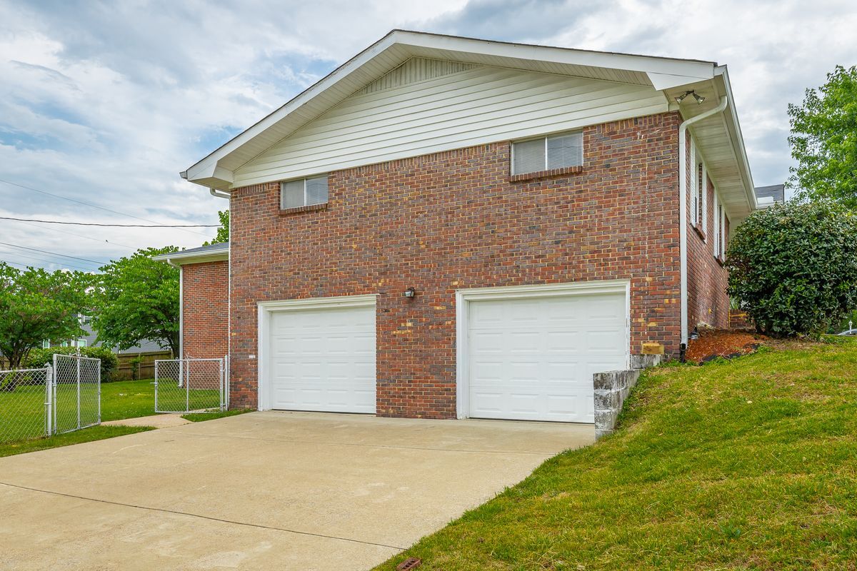 Building Photo - 2520 Sharron Dr