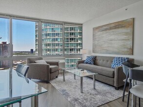 Building Photo - 33 Hudson St