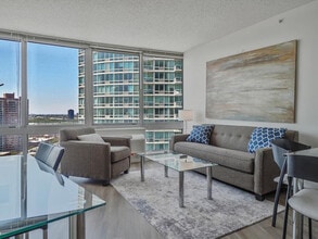 Building Photo - 33 Hudson St