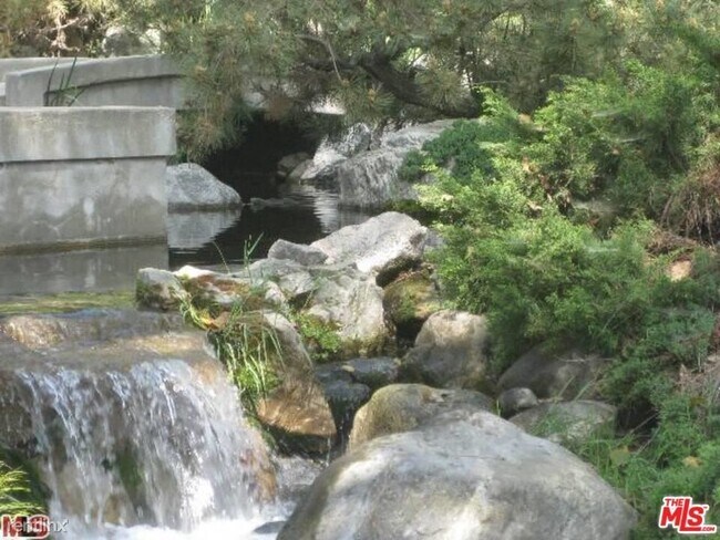 Foto del edificio - 232 S Orange Grove Blvd