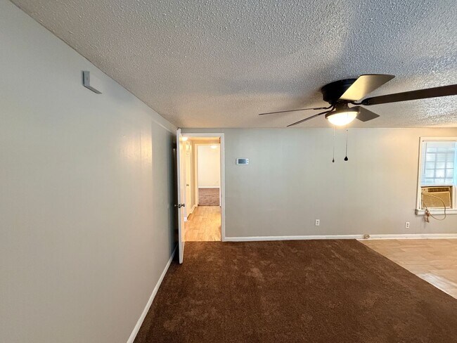 Building Photo - 2 Bedroom 1 Bath Home