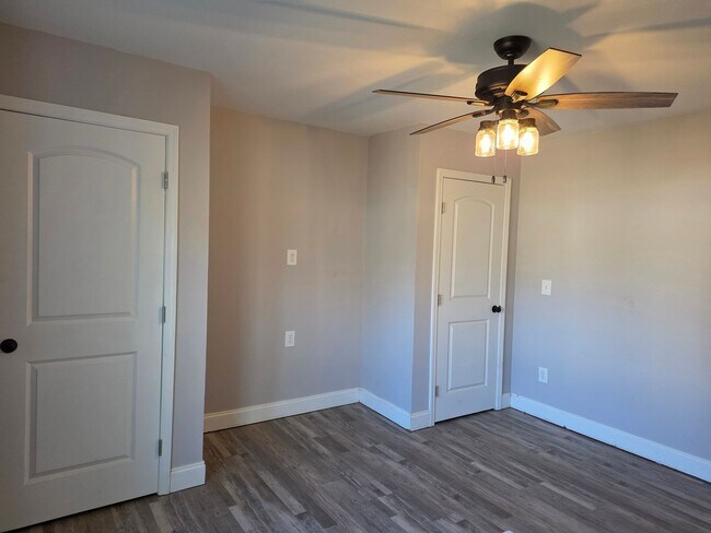 Foto del edificio - Fully Renovated 3 Bedroom Home Near Harrison Bay – Covered Deck & Fenced Yard