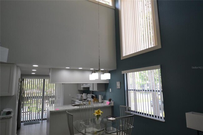 Foto del edificio - 284 Woodlake Wynde