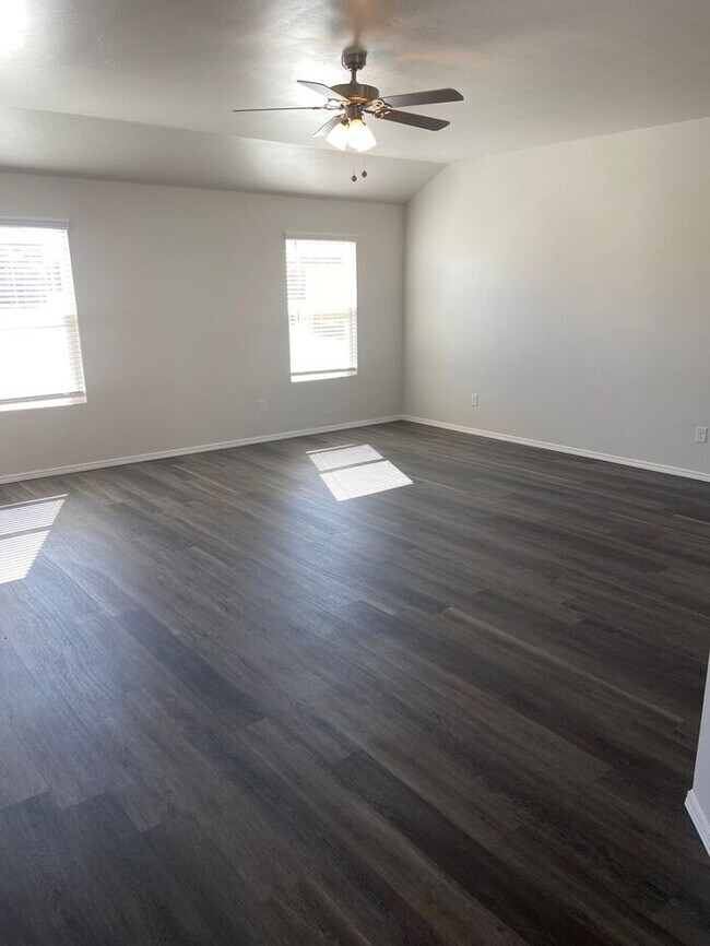 Foto del edificio - *New Years Special* BRAND NEW Four Bedroom...