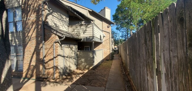 Building Photo - 1600 Pecan Chase Cir