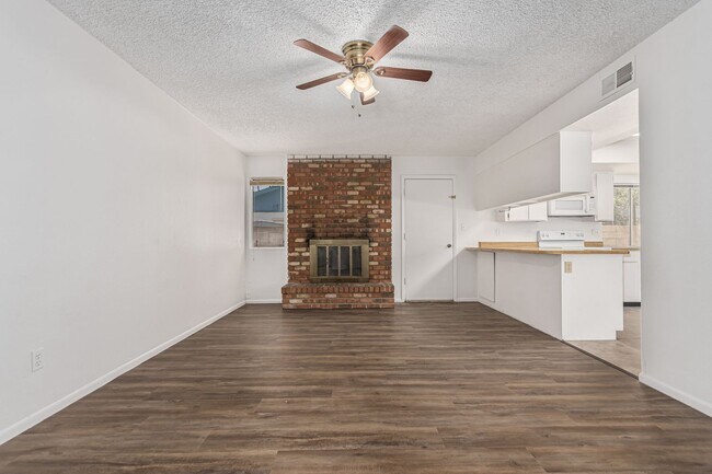 Building Photo - Large redone home in north Glendale