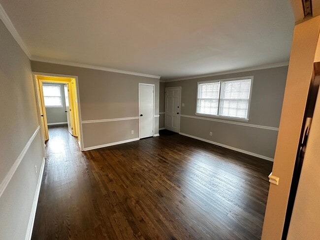 Building Photo - Darling Renovated 3 Bedroom Ranch in Conve...