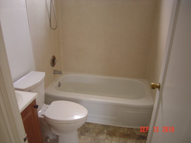 Building Photo - 3 Bedroom Home Walking Distance to Campus!