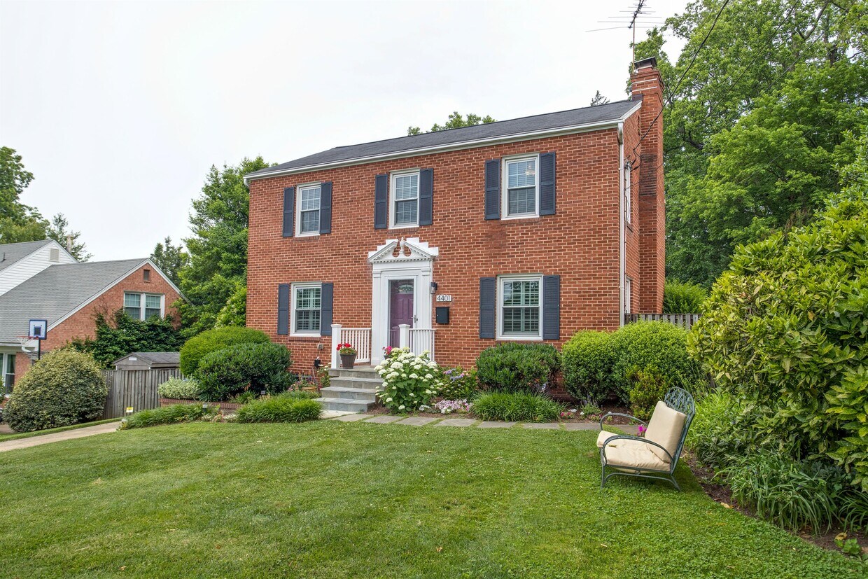 Primary Photo - 4401 Dresden St