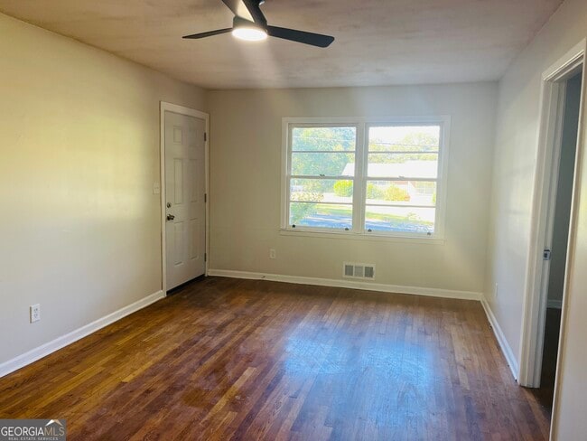 Building Photo - 531 Locke St