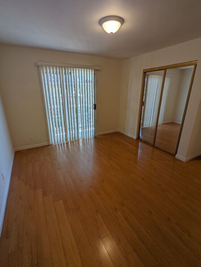 Building Photo - 1065 Linden Ave