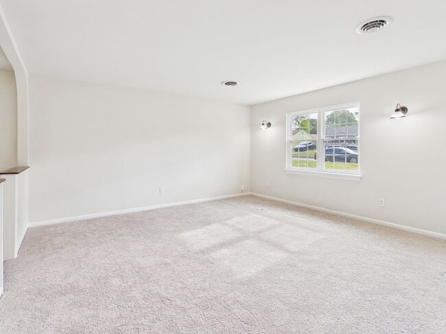 Building Photo - 2336 Sara Ln