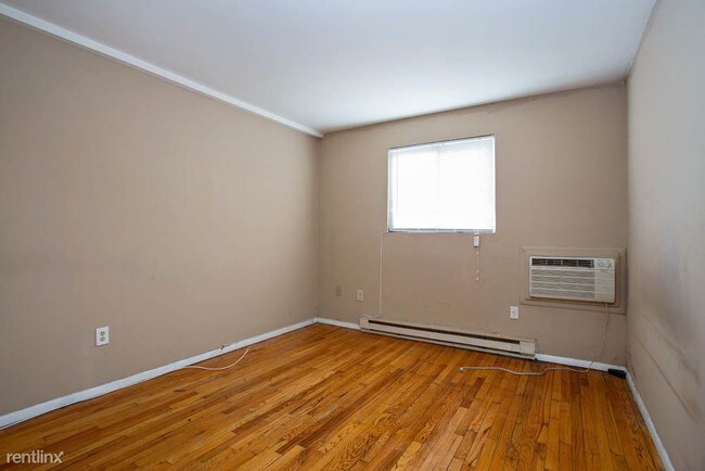 Building Photo - 2 br, 1 bath Apartment - Windsor Arms