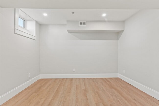 Building Photo - 50 Balmoral St