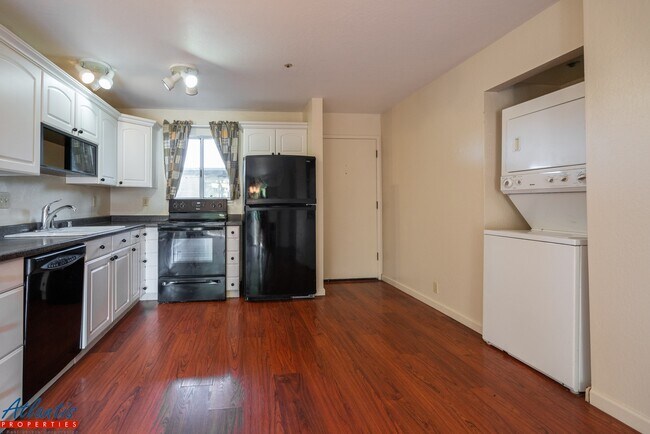 Foto del edificio - Stunning Condo | Garage | W/D In Unit
