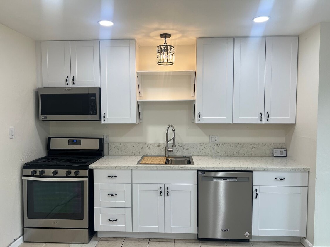 ADORABLE 2 BED DUPLEX WITH NEWER KITCHEN!! - ADORABLE 2 BED DUPLEX WITH NEWER KITCHEN!!