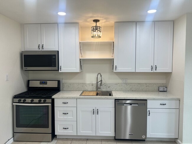 ADORABLE 2 BED DUPLEX WITH NEWER KITCHEN!! - ADORABLE 2 BED DUPLEX WITH NEWER KITCHEN!! House