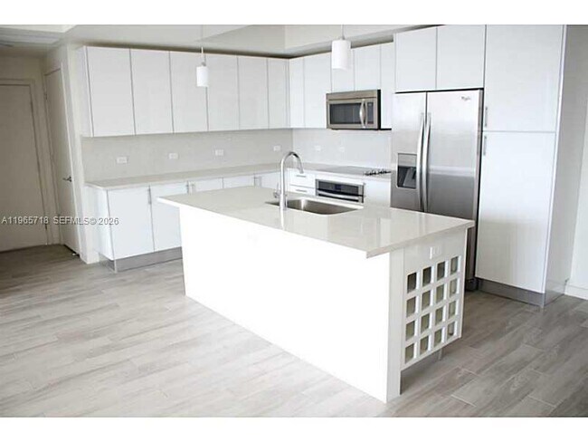 Building Photo - 999 SW 1st Ave