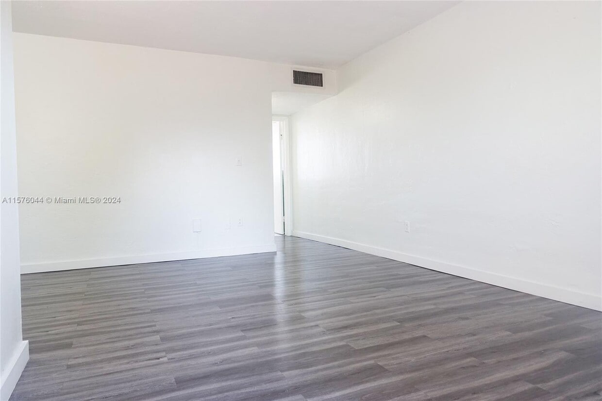 1245 W 24th St Unit 218, Hialeah, FL 33010 Room for Rent in Hialeah