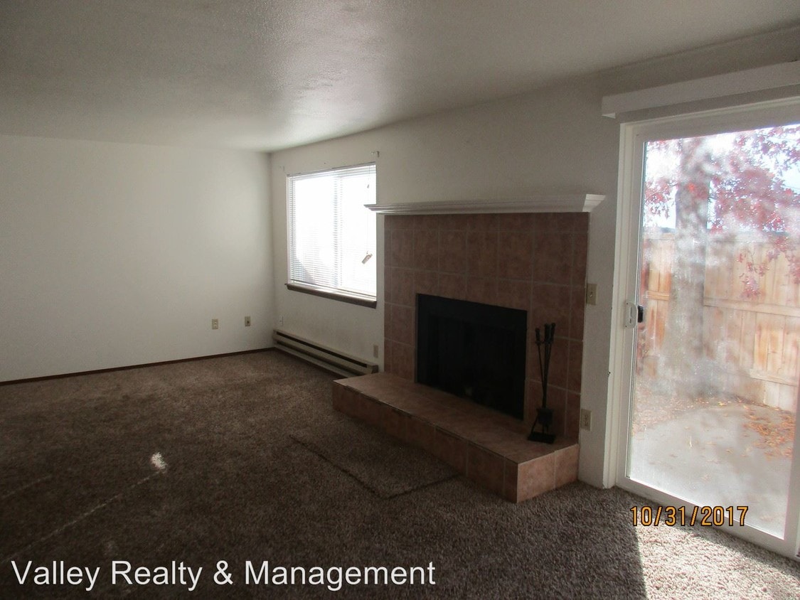 1277 Redwood Cir Unit 2, Gardnerville, NV 89460 Room for Rent in