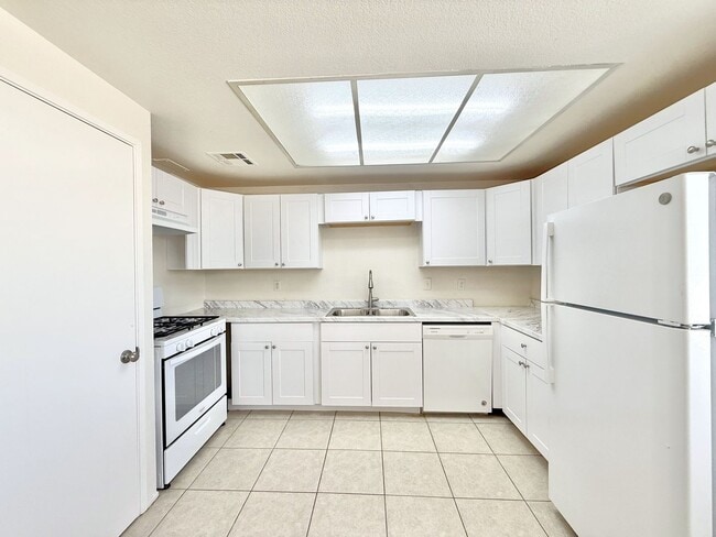 Foto del edificio - AVAILABLE NOW!! 3 Bedroom 2 Bathroom Upper Level Unit in Cathedral City!