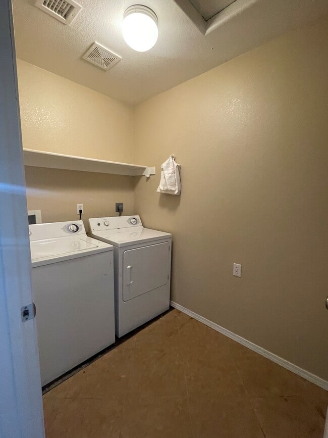 Building Photo - 1001 E Goodwin St