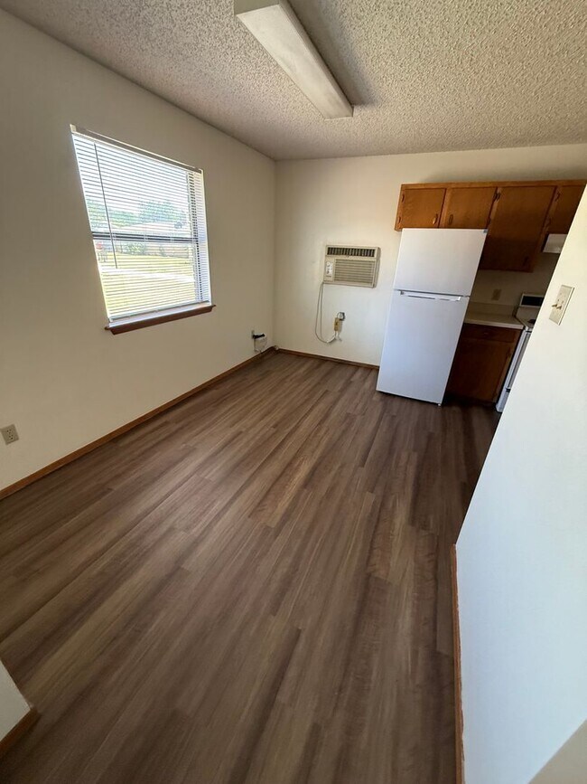 Building Photo - TRIPLE C - 913