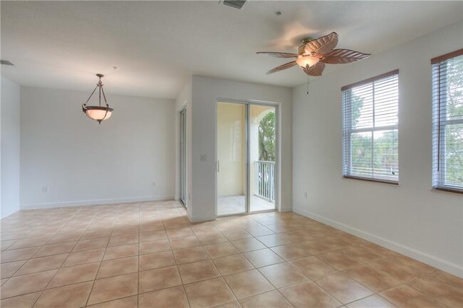 Building Photo - 150 Jacaranda Country Club Dr