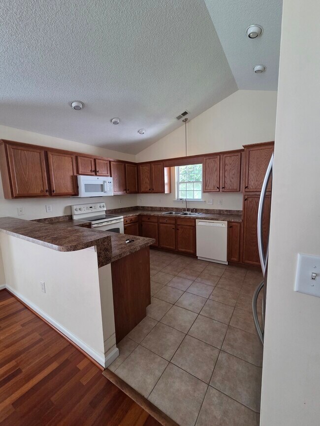 Building Photo - 593 Calypso Dr