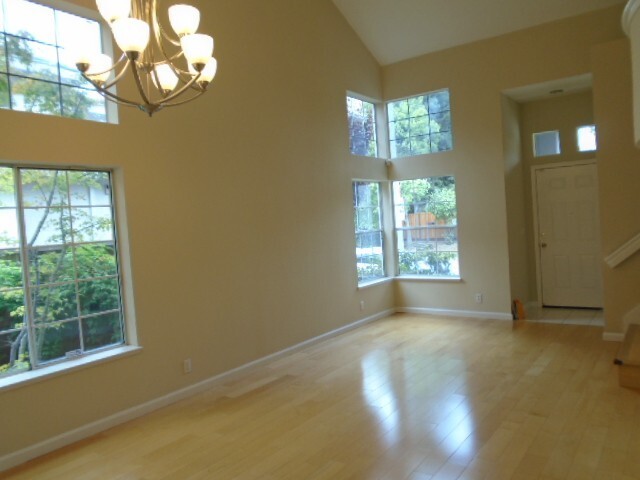 Foto del edificio - Nor Cal Realty, Inc - 3 bedroom, 2 1/2 bat...