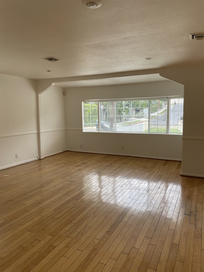 Living room - 5358 Baza Ave