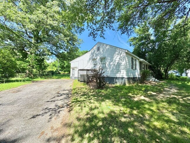 Building Photo - 3053 Kingston St