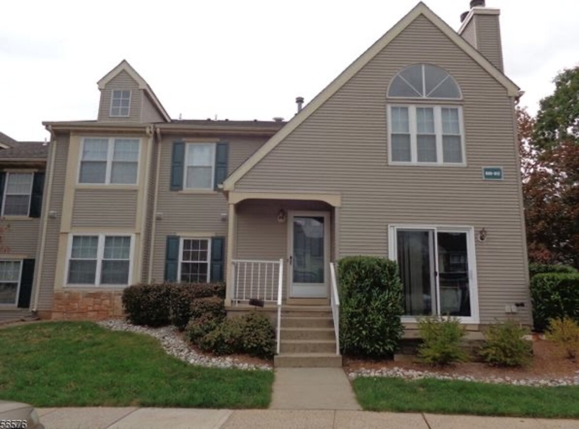 Primary Photo - 812 Porter Way W