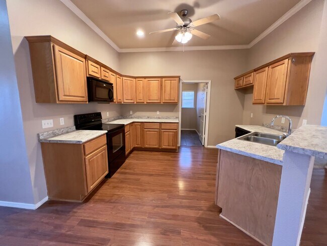 Foto del edificio - MOVE-IN SPECIAL: Charming 3 Bedroom Home i...