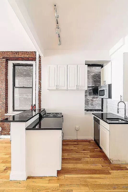Building Photo - 83 St Marks Pl