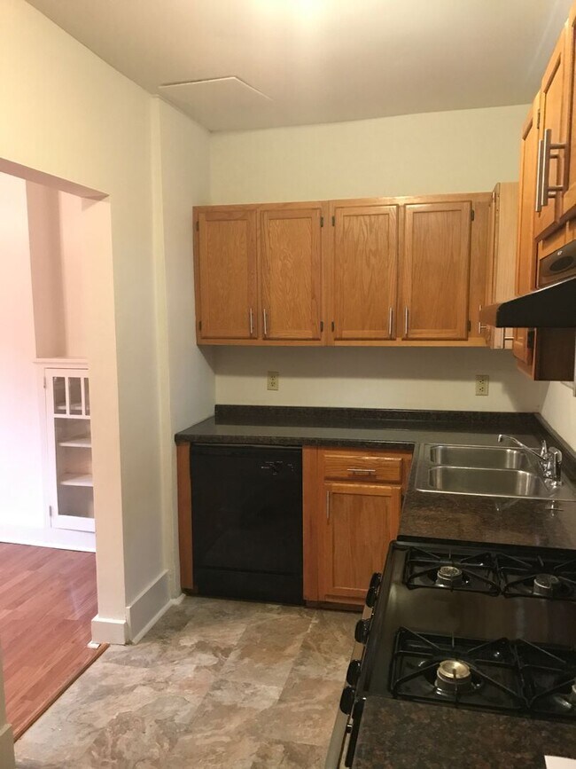 Foto del edificio - UPDATED SQUIRREL HILL HOUSE, AMAZING LOCATION AVAILABLE AUGUST 2025!