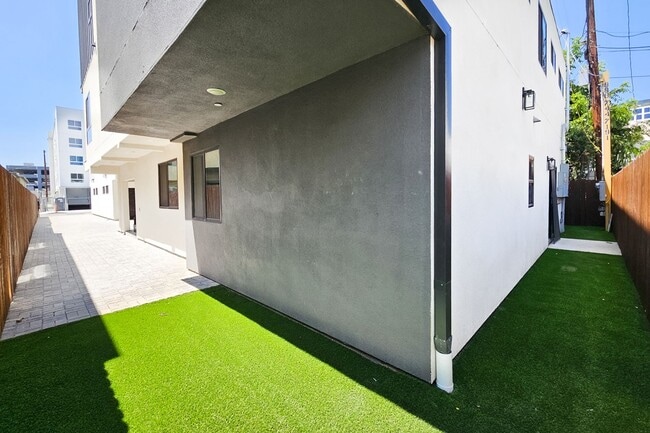 Building Photo - Luxurious 3-Bed + 3.5-Bath Modern Home in ...
