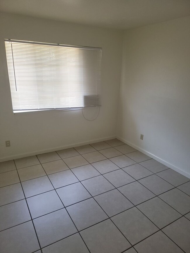 Building Photo - Birdwell Triplex