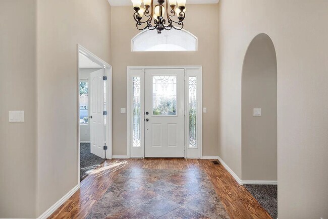 Foto del edificio - Spacious 3-Bedroom Home with Incredible Garage & Prime Location!