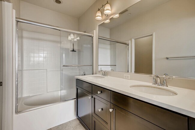 Building Photo - Amazing 2Bd/2Ba Townhouse with 1 car attac...