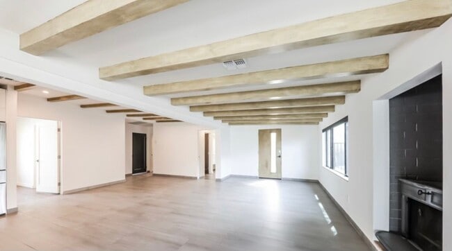 Building Photo - 3402 E Pinchot Ave