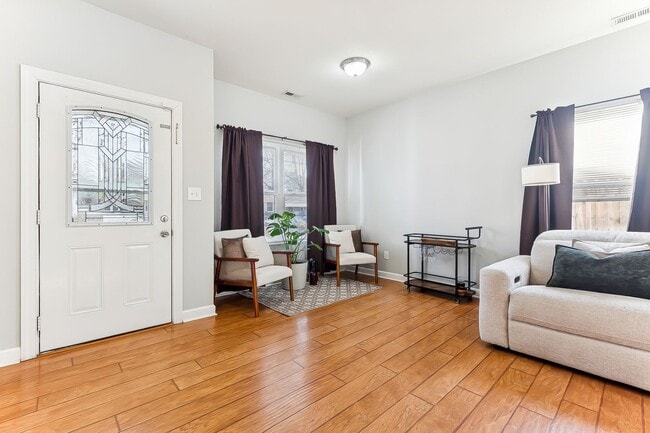 Building Photo - Stunning home in Norfolk!