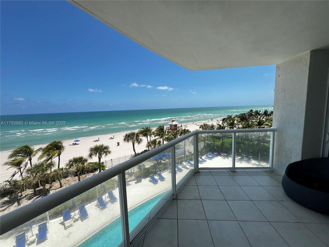 Foto principal - 18671 Collins Ave