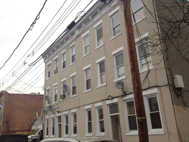 Building Photo - 146-148 3rd St