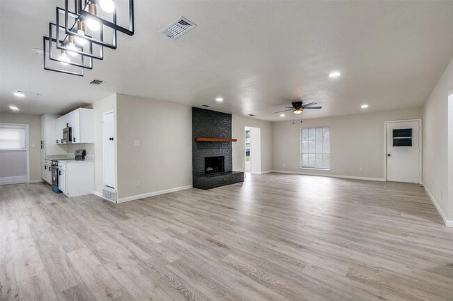 Building Photo - 9704 Leland Ln
