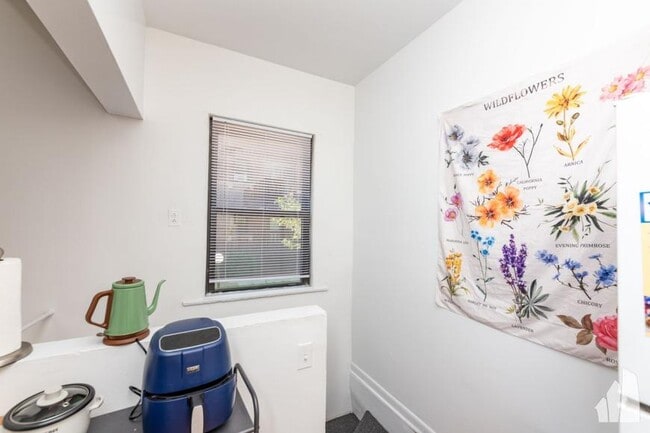 Building Photo - 2 bedroom in Chicago IL 60657