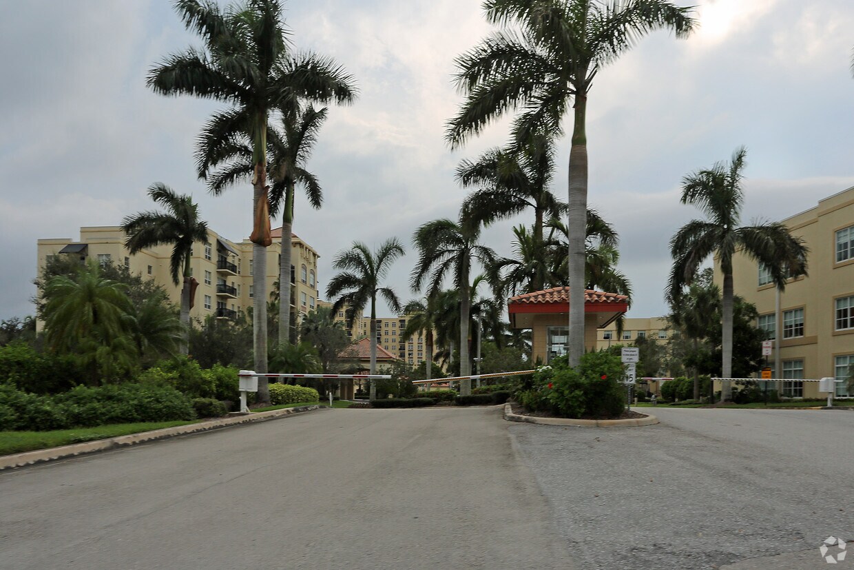 Building Photo - The Tradition of the Palm Beaches