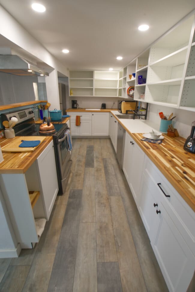 Las encimeras de la cocina son de madera maciza aceitada y hay muchas estanterías abiertas para la despensa. - 4157 SE Brooklyn St