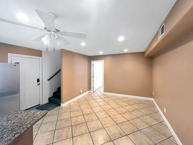 Foto del edificio - Beautiful 3B 2BA Duplex Unit w/ Balcony, W...