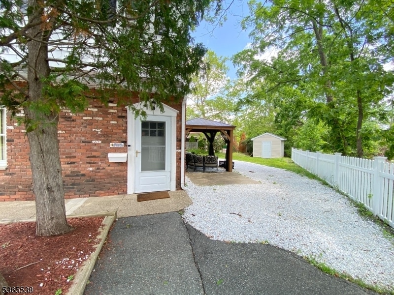 Primary Photo - 496 E Main St